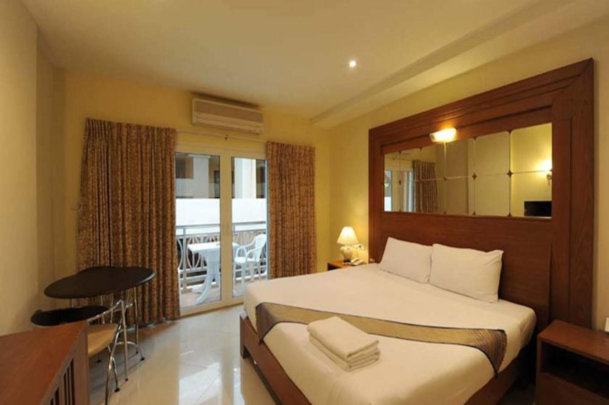 פאטאיה Whitehouse Condotel מראה חיצוני תמונה